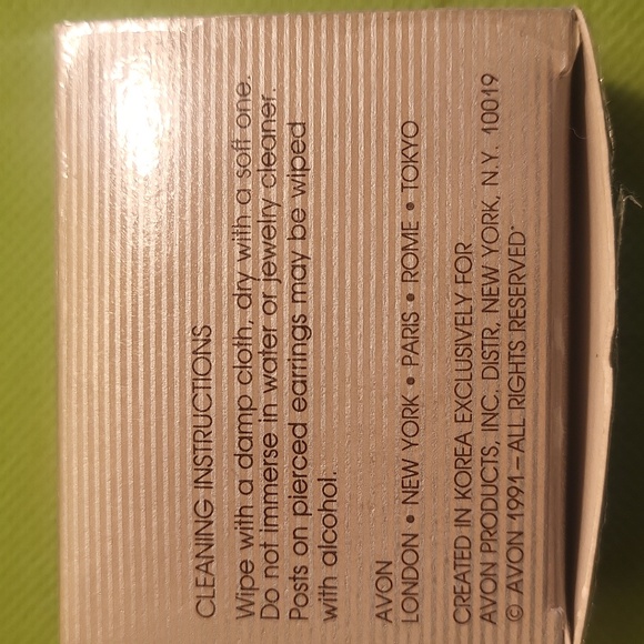 New In Box Avon faux pearl grape post earrings vintage frosted Grapes - Picture 3 of 3